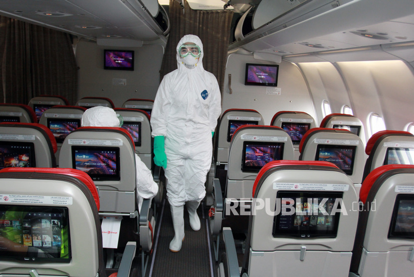 Kabin krew dengan mengenakan baju steril melakukan persiapan akhir di dalam pesawat tipe A-330 milik Batik Air ID 8618 yang akan digunakan untuk menjemput Warga Negara Indonesia (WNI) di Wuhan, China, di Bandara Soekarno-Hatta, Tanggerang, Sabtu (1/2/2020). 