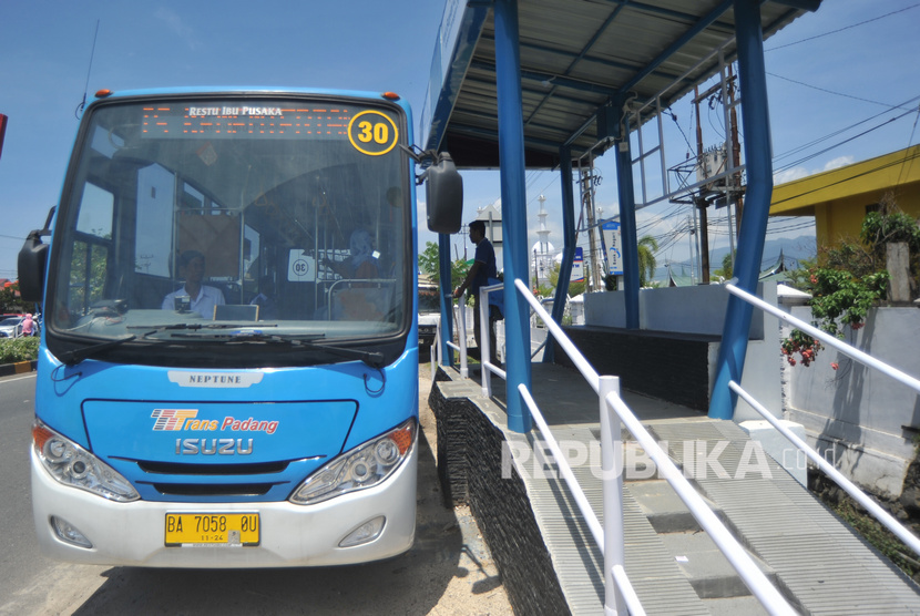  Belasan pengemudi angkutan kota rute Lubuk Begalung-Air Pacah Padang berunjuk rasa ke Kantor Balai Kota Padang (Foto: Transpadang)