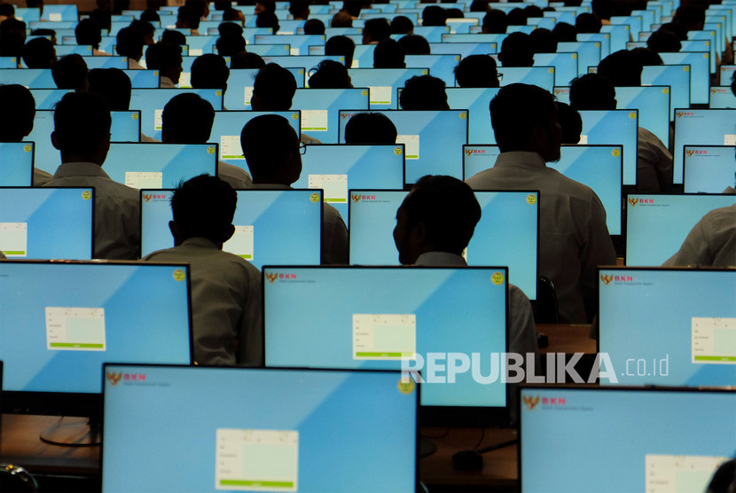 Peserta mengikuti Seleksi Kemampuan Dasar (SKD) melalui Computer Assisted Test (CAT) untuk Calon Pegawai Negeri Sipil (CPNS) 2020 di Auditorium Universitas Sebelas Maret (UNS) Solo, Jawa Tengah, Sabtu (1/2/2020).