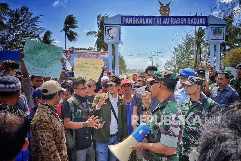 Sejumlah warga Natuna melakukan aksi unjuk rasa di depan gerbang pangkalan TNI Angkatan Udara Raden Sadjad, Ranai, Natuna, Kepulauan Riau, Sabtu (1/2). (ilustrasi)