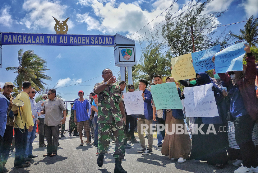 Sejumlah warga Natuna melakukan aksi unjuk rasa di depan gerbang pangkalan TNI Angkatan Udara Raden Sadjad, Ranai, Natuna, Kepulauan Riau, Sabtu (1/2/2020).