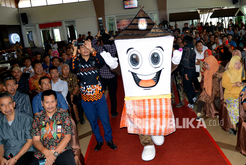 Boneka maskot berbentuk rumah adat Balla Lompoa (rumah besar) beraksi saat peluncuran maskot pilkada Gowa di Kabupaten Gowa, Sulawesi Selatan, Sabtu (1/2/2020). (Antara/Abriawan Abhe)