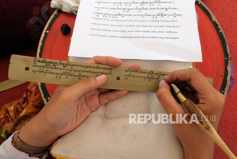 Peserta menuliskan aksara Bali di atas daun lontar dalam festival Nyurat Lontar yaitu rangkaian peringatan Bulan Bahasa Bali 2020 di Taman Budaya Bali, Denpasar, Bali, Sabtu (1/2/2020).