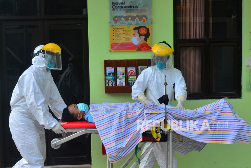 Tim medis mengevakuasi seorang pasien menuju Ruang Isolasi Khusus saat kegiatan simulasi penanganan virus Corona di RSUD Dr. Loekmono Hadi, Kudus, Jawa Tengah, Sabtu (1/2/2020).