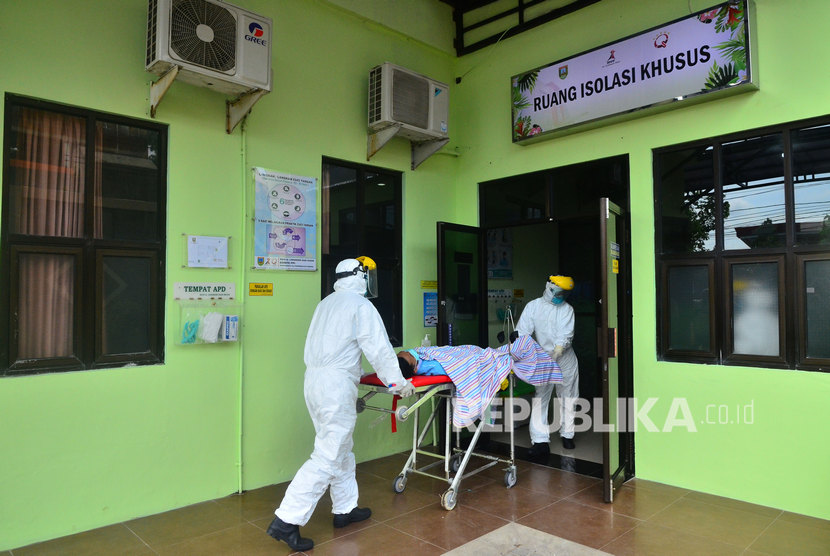 Tim medis mengevakuasi seorang pasien menuju Ruang Isolasi Khusus saat kegiatan simulasi penanganan virus Corona di RSUD Dr. Loekmono Hadi, Kudus, Jawa Tengah, Sabtu (1/2/2020). Indonesia sudah melarang masuknya wisman dari China.