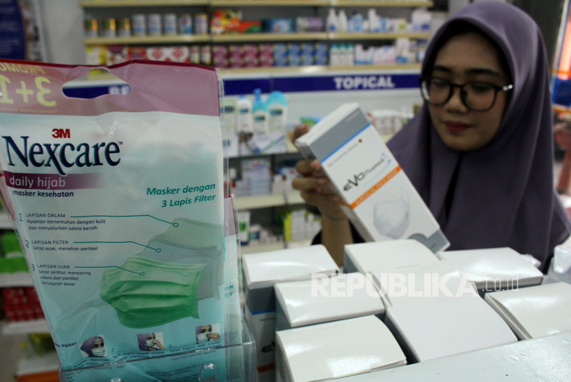 Pembeli memilih masker yang dijual di salah satu apotek di Makassar, Sulawesi Selatan, Sabtu (1/2). Sejak marak hoaks virus corona, permintaan masker melonjak hingga pasokannya menjadi langka di pasaran.