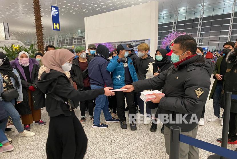 Suasana WNI di Wuhan, Provinsi Hubei dalam persiapan proses evakuasi untuk terbang ke tanah air. Sabtu (1/2) waktu setempat