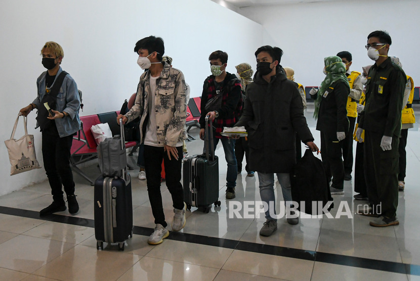 Penumpang di Bandara International Sultan Mahmud Baddarudin (SMB) II Palembang, Sumatra Selatan. Hasil pemeriksaan 14 warga Sumatra Selatan yang pulang dari China negatif corona. 