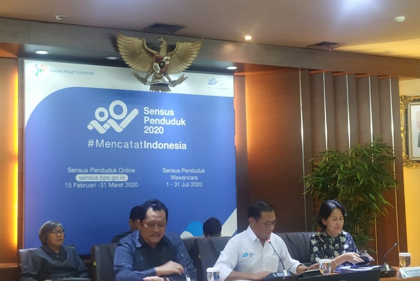 Kepala BPS Suhariyanto (tengah) dalam konferensi pers di kantornya, Jakarta, Senin (3/2).