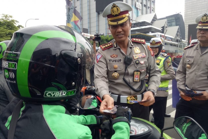 Direktur Lalu Lintas Polda Metro Jaya, Kombes Yusuf saat melakukan sosialisasi penindakan ETLE terhadap pengendara motor di simpang Sarinah, Jalan MH Thamrin, Jakarta Pusat, Senin (3/2).