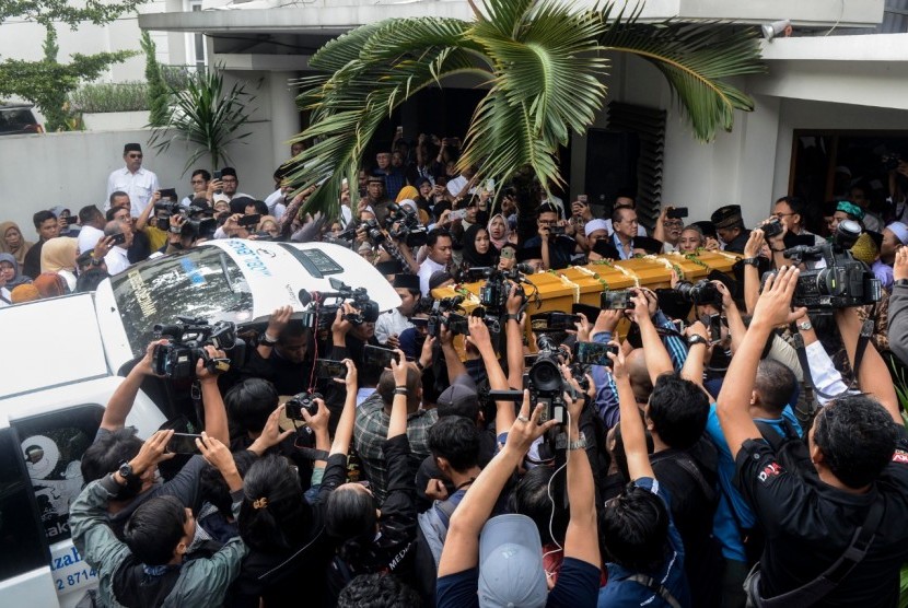 Jenazah KH Salahuddin Wahid atau Gus Sholah saat akan meninggalkan rumah duka di kawasan Mampang Prapatan, Jakarta, Senin (3/2). Jenazah almarhum Gus Sholah diberangkatkan ke Lanud Halim Perdana Kusuma untuk disemayamkan di Pondok Pesantren Tebuireng, Kabupaten Jombang, Jawa Timur. 