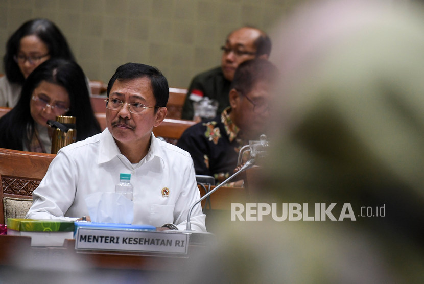 Menteri Kesehatan Terawan Agus Putranto mengikuti rapat kerja dengan Komisi IX DPR di Kompleks Parlemen, Senayan, Jakarta, Senin (3/2). Menkes menyebut ide mengisolasi WNI di kapal perang tidaklah manusiawi.