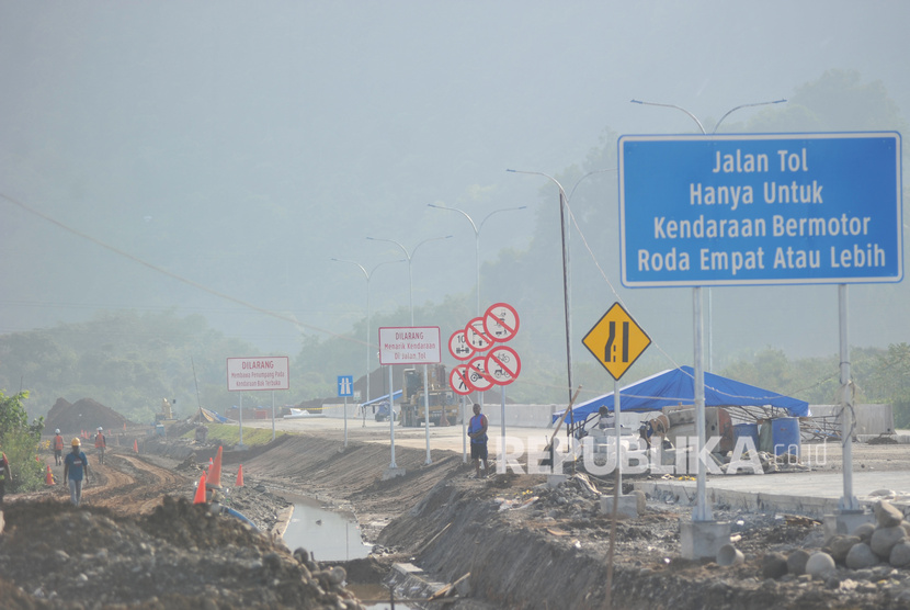 Sejumlah pekerja menyelesaikan pembangunan konstruksi jalan tol Padang - Sicincin, di KM 25 Jalan Bypass, Kabupaten Padangpariaman, Sumatera Barat, Senin (3/2). Pembangunan Jalan Tol Trans Sumatra diyakini akan meningkatkan perekonomian di Sumatra, terutama Sumatra Barat.