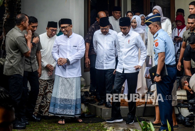 Presiden Joko Widodo bersama Wakil Presiden ke-10 dan 12 Jusuf Kalla usai melayat almarhum KH Salahuddin Wahid atau Gus Sholah di rumah duka di kawasan Mampang Prapatan, Jakarta, Senin (3/2). Ulama yang juga adik kandung Presiden ke-4 RI Abdurrahman Wahid atau Gus Dur itu meninggal dunia usai kritis setelah operasi jantung di Rumah Sakit Jantung Harapan Kita, Jakarta.