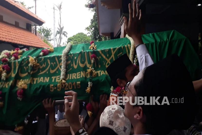 Jenazah KH. Salahuddin Wahid atau yang akrab disapa Gus Sholah saat akan disholatkan di masjid kompleks Pondok Pesantren Tebuireng, Jombang, Senin (3/2).