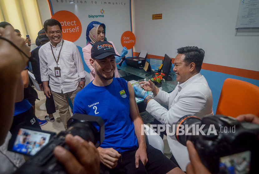 Pesepak bola Persib Bandung Nick Kuipers (tengah) mendapat suntikan vaksin influenza di Biofarma, Bandung, Jawa Barat, Senin (3/2/2020).