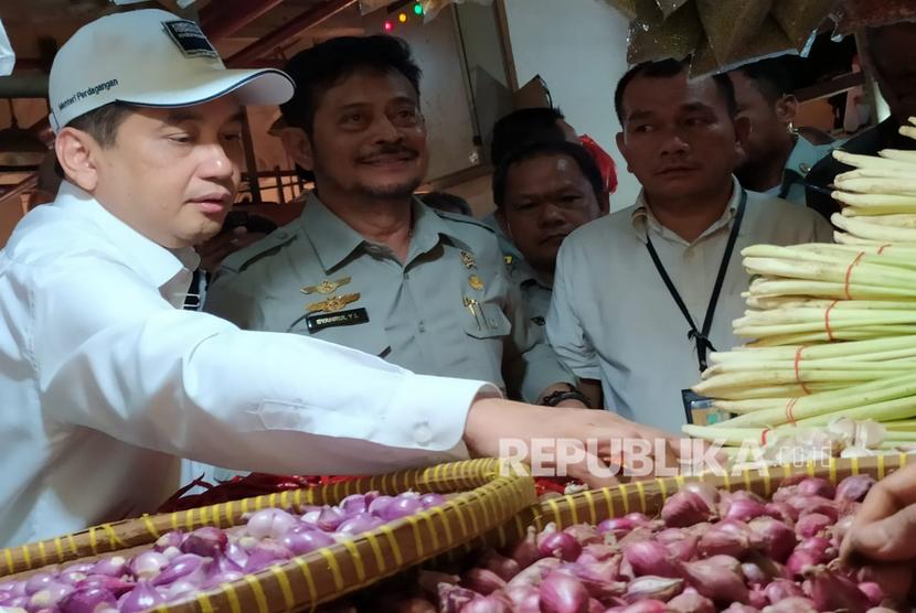 Menteri Perdagangan Agus Suparmanto bersama Menteri Pertanian Syahrul Yasin Limpo memastikan langsung harga bahan pokok di Pasar Senen Blok III, Jakarta, pada Senin, (3/2).