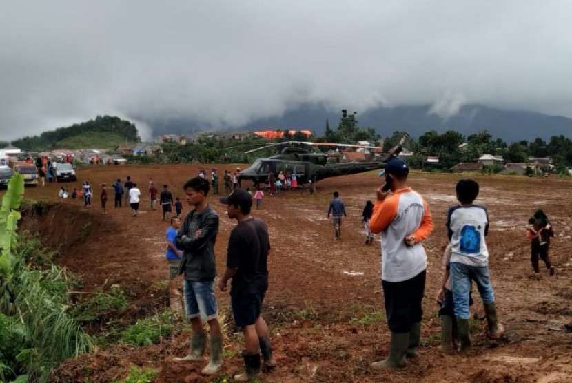 Salah satu titik wilayah longsor di Kecamatan Sukajaya, Kabupaten Bogor, Jawa Barat, Senin (3/2).