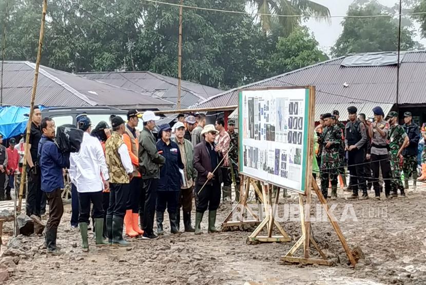 Presiden Joko Widodo bersama sejumlah menteri saat meninjau lokasi persemaian bibit tanamanuntuk pemulihan bencana longsor di Kecamatan Sukajaya, Kabupaten Bogor, Senin (3/2).