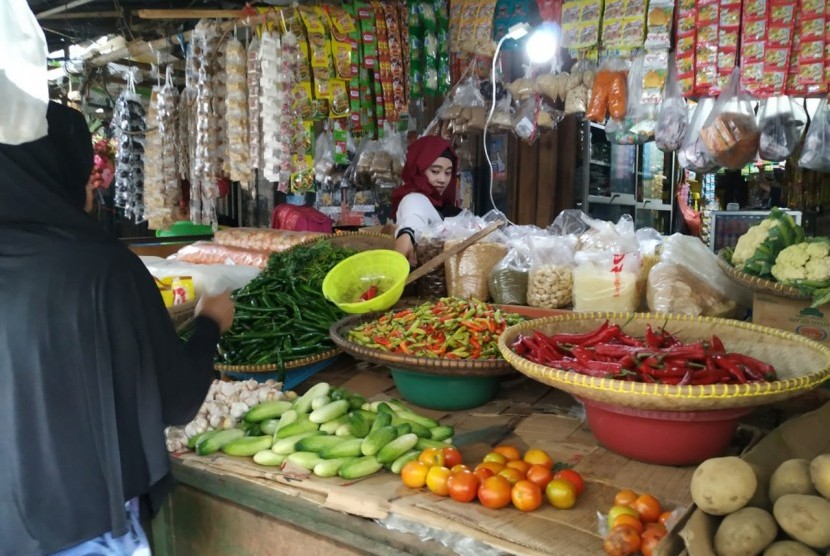 Pedagang cabai di Pasar Cikurubuk, Kota Tasikmalaya, Senin (3/2). 