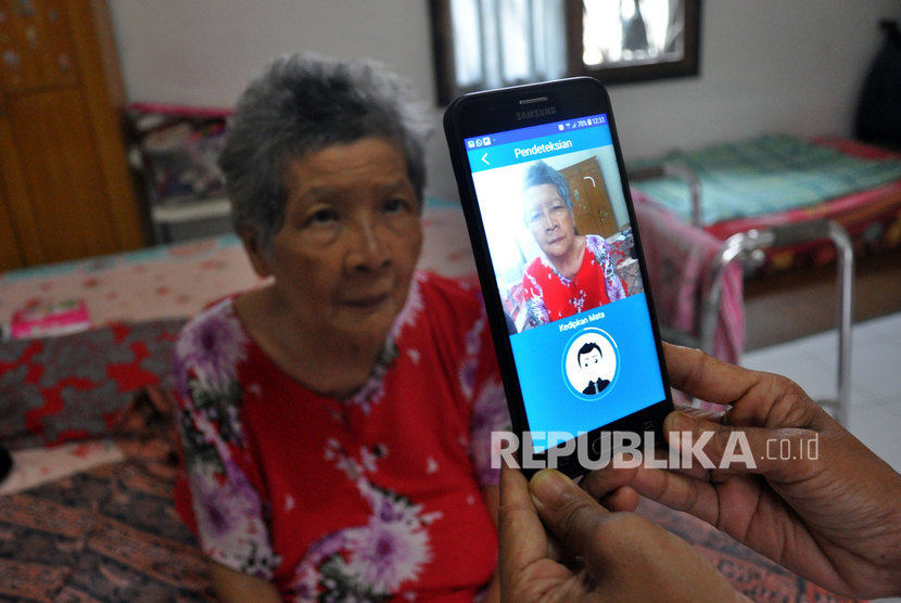 Seorang pensiunan PNS melakukan perekaman biometrik secara digitalisasi dengan menggunakan aplikasi autentik PT Taspen di Medan, Sumatera Utara, Senin (3/2/2020).