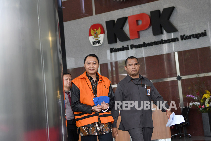 Tersangka mantan Bupati Lampung Utara Agung Ilmu Mangkunegara (tengah) berjalan meninggalkan ruangan usai menjalani pemeriksaan lanjutan di gedung KPK, Jakarta, Senin (3/2/2020).