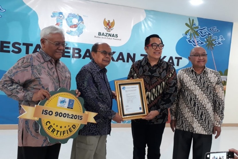 Komisaris Worldwide Quality Assurance (WQA) Regional Asia Pasifik, Novian Putra menyerahkan sertifikat ISO 9001:2015 kepada Ketua Baznas Prof Bambang Sudibyo dan jajarannya di kantor Baznas, Senin (3/2).