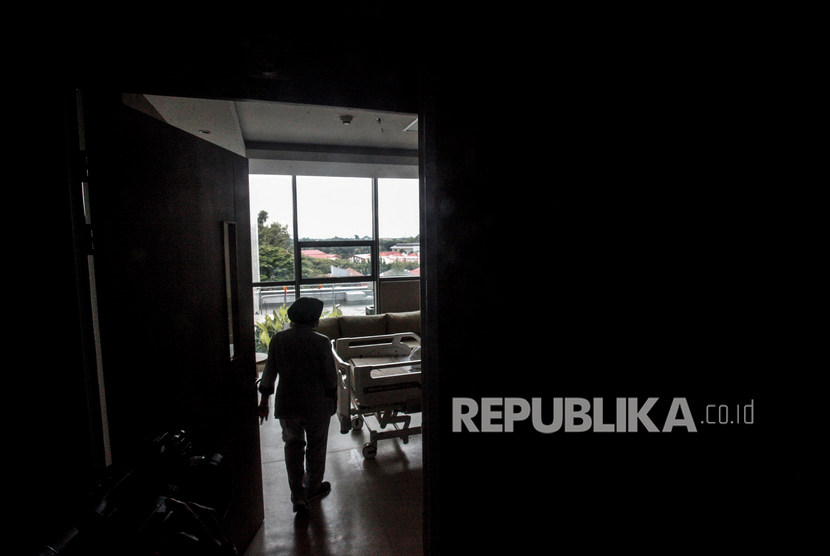 Petugas rumah sakit memperlihatkan ruangan isolasi khusus untuk wabah virus corona di Rumah Sakit Eka Hospital, Cibubur, Bogor, Jawa Barat, Senin (3/2/2020).