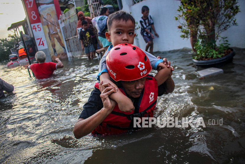 [Ilustrasi] Petugas mengevakuasi warga terdampak banjir di Periuk Damai, Kota Tangerang, Banten, Senin (3/2/2020).