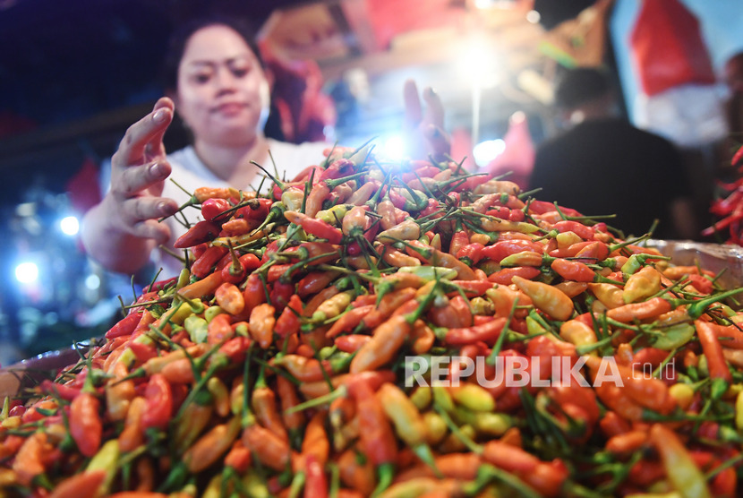 Pemerintah berupaya memasok cabai dari luar Pulau Jawa untuk memenuhi kebutuhan cabai di wilayah DKI Jakarta sejak dua pekan yang lalu (Foto: pedagang cabai) 