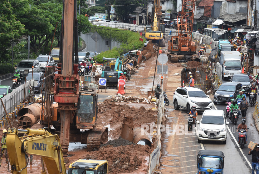 Pekerja dengan alat berat menyelesaikan proyek pembangunan Underpass Senen Extension, di Jakarta Pusat, Senin (3/2/2020).
