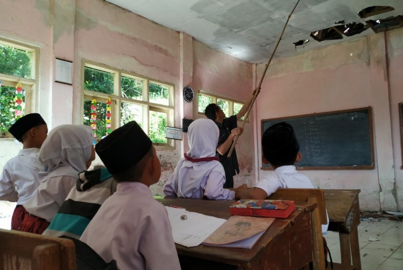 Suasana belajar di SDN 3 Cigorowong, Kampung Sukamaju, Desa Sukamukti, Kecamatan Cisayong, Kabupaten Tasikmalaya.  Sebanyak empat ruang kelas di sekolah itu mengalami kerusakan. 