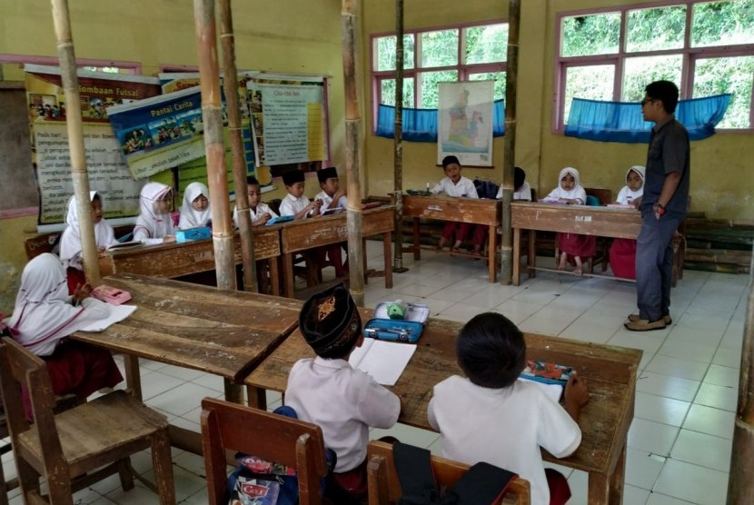 Suasana belajar di SDN 3 Cigorowong, Kampung Sukamaju, Desa Sukamukti, Kecamatan Cisayong, Kabupaten Tasikmalaya, Selasa (4/2). Sebanyak empat ruang kelas di sekolah itu mengalami kerusakan. 