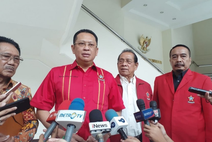 Jajaran pengurus Dewan Pimpinan Nasional Sentra Organisasi Karyawan Swadiri Indonesia (SOKSI) usai menemui Wakil Presiden Ma