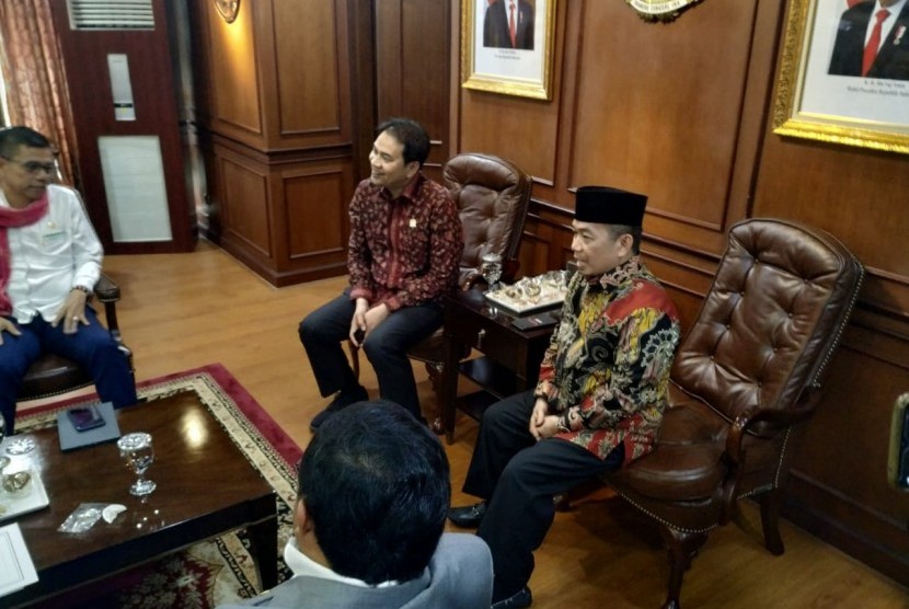 Fraksi PKS dan Partai Demokrat menyerahkan usulan pembentukan pansus hak angket Jiwasraya ke pimpinan DPR di Kompleks Parlemen, Senayan, Jakarta, Selasa (4/1).