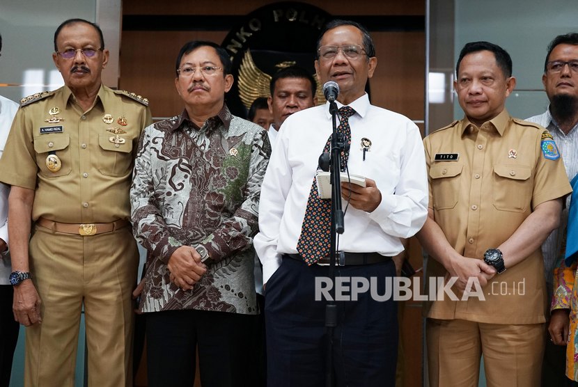 Menko Polhukam Mahfud MD (kedua kanan) didampingi Mendagri Tito Karnavian (kanan), Menteri Kesehatan Terawan Agus Putranto (kedua kiri), dan Bupati Natuna Abdul Hamid Rizal (kiri) memberikan keterangan pers usai mengadakan pertemuan di Jakarta, Selasa (4/2/2020).