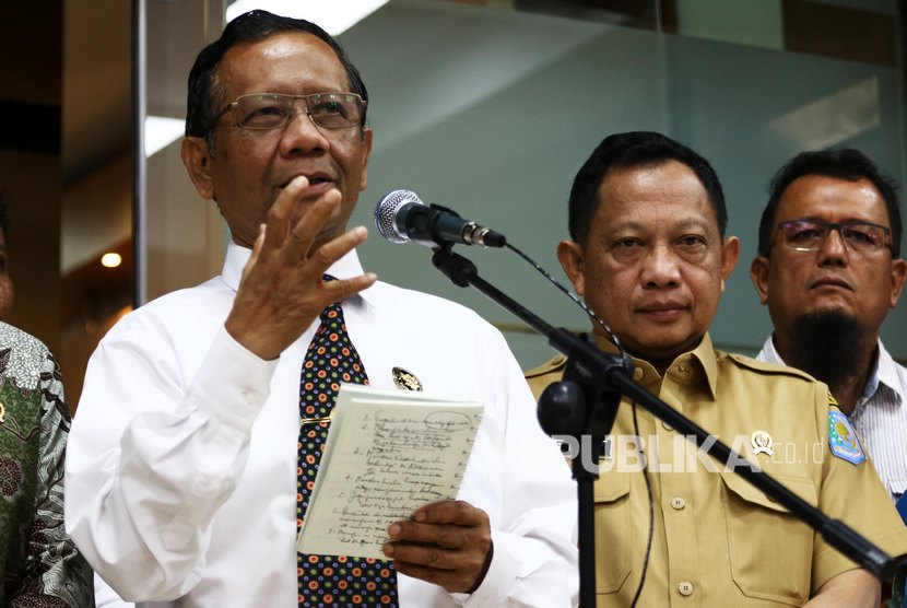 Menko Polhukam Mahfud MD (kiri) didampingi Mendagri Tito Karnavian (kanan) memberikan keterangan pers usai mengadakan pertemuan di Jakarta, Selasa (4/2/2020).