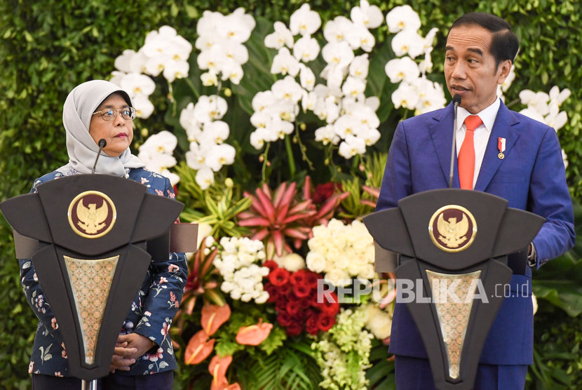 Presiden Joko Widodo (kanan) bersama Presiden Singapura Halimah Yacob (kiri) memberikan keterangan pers seusai melakukan pertemuan saat kunjungan kenegaraan di Istana Bogor, Jawa Barat, Selasa (4/2/2020).