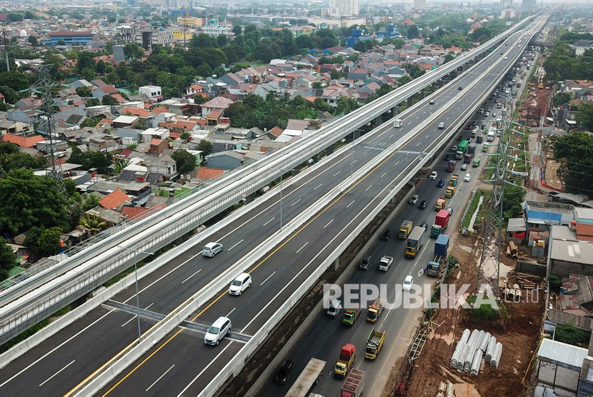 Tol layang Jakarta-Cikampek (Japek) II elevated Bekasi, Jawa Barat. Direktorat Lalu Lintas Polda Metro Jaya akan menutup Jalan Tol Layang Jakarta-Cikampek (Japek) terkait kebijakan larangan mudik mulai Kamis (23/4) tengah malam.