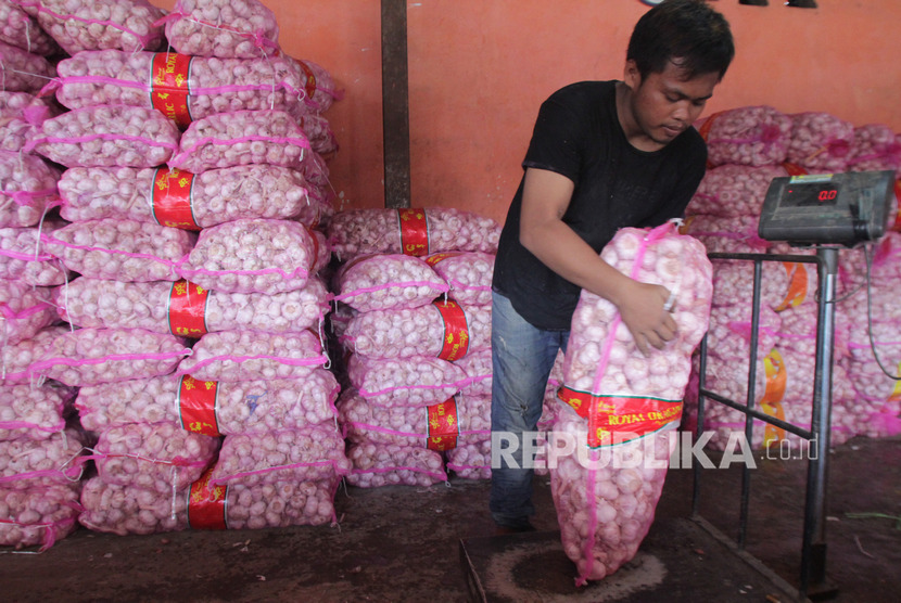 Pekerja menimbang bawang putih impor dari China di gudang bawang di Malang, Jawa Timur. Importasi barang Indonesia dari China mengalami penurunan cukup tajam pada September 2021.
