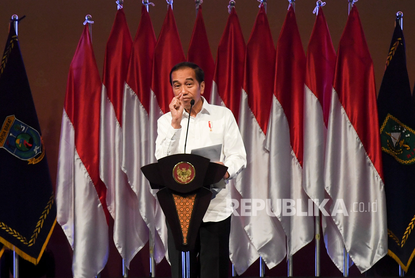 Presiden Joko Widodo memberikan pengarahan pada Rapat Koordinasi Nasional Penanggulangan Bencana Tahun 2020 di Sentul International Convention Center, Sentul, Bogor, Jawa Barat (4/2/2020). 