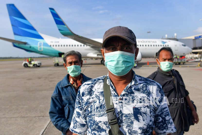 Penumpang maskapai Wings Air menggunakan masker saat akan menaiki pesawat di Bandara Hang Nadim, Batam, Selasa (4/2/2020).(Antara/M Risyal Hidayat)