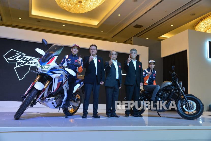 Presiden Direktur Astra Honda Motor (AHM) Toshiyuki Inuma (tengah) bersama Direktur Pemasaran AHM Thomas Wijaya (kedua kiri), Marketing Director AHM Mutsuo Usui (kedua kanan), dan duo pembalap MotoGP tim Honda Marc Marquez (kiri) serta Alex Marquez (kanan) saat peluncuran motor Big Bike Honda di Jakarta, Selasa (4/2). Honda meluncurkan motor Africa Twin 1100L dan Rebel 500 terbaru untuk pasar Indonesia.