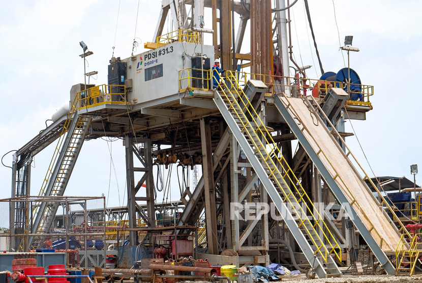 Pertamina Hulu Energi akan melakukan pengeboran enam sumur baru untuk meningkatkan produksi. Foto petugas berkomunikasi saat memeriksa Rig (alat pengebor) elektrik D-1500E di Daerah operasi pengeboran sumur JST-A2 Pertamina EP Asset 3, Desa kalentambo, Pusakanagara, Subang, Jawa Barat, (ilustrasi).