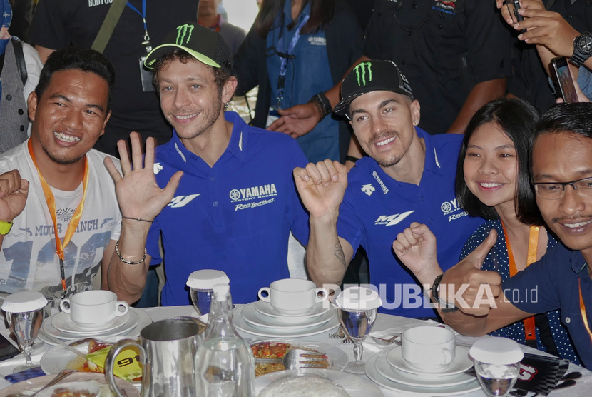 Pebalap MotoGP Valentino Rossi (kedua kiri) dan Maverick Vinales (tengah) menghadiri acara Meet and Greet dengan penggemar di Cengkareng, Banten, bulan Februari lalu.