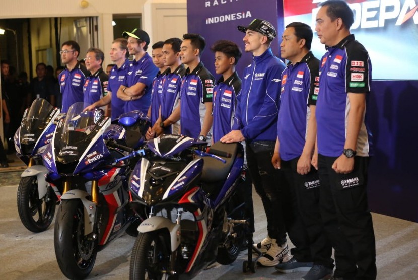 Pengukuhkan pembalap tim Yamaha Racing Indonesia (YRI) di Bandara International Hotel, Tangerang Banten, Selasa (4/2).