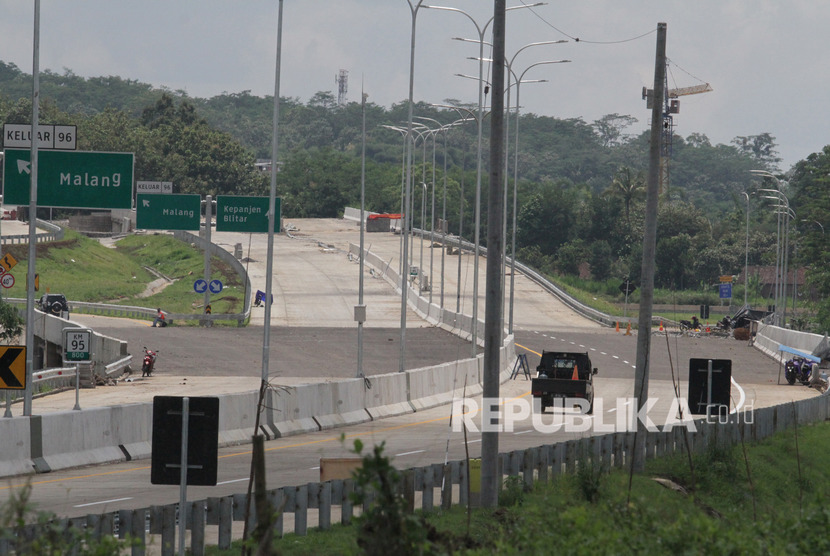 Kendaraan melintas proyek jalan tol Malang-Pandaan Seksi V di Malang, Jawa Timur, Selasa (4/2/2020). 