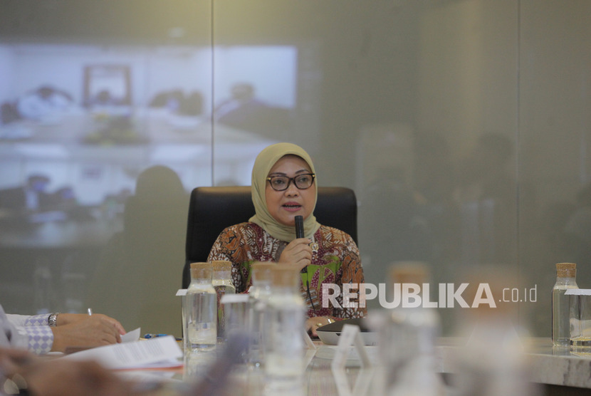 Menteri Ketenagakerjaan Ida Fauziyah ingatkan gubernur akan kesiapan perusahaan di daerah menghadapi corona.