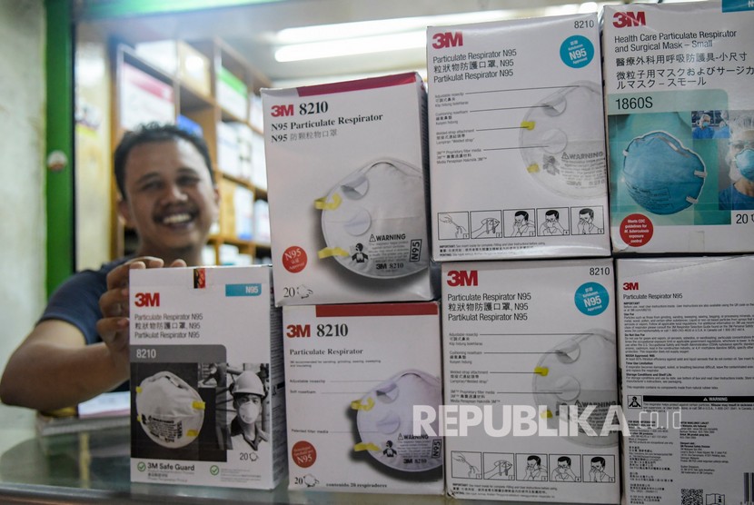 Masker. Pengiriman masker dari Belitung ke China meningkat sepekan terakhir.