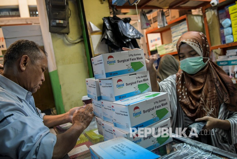 Pedagang melayani calon pembeli masker di Pasar Pramuka, Jakarta, Selasa (4/2/2020). 